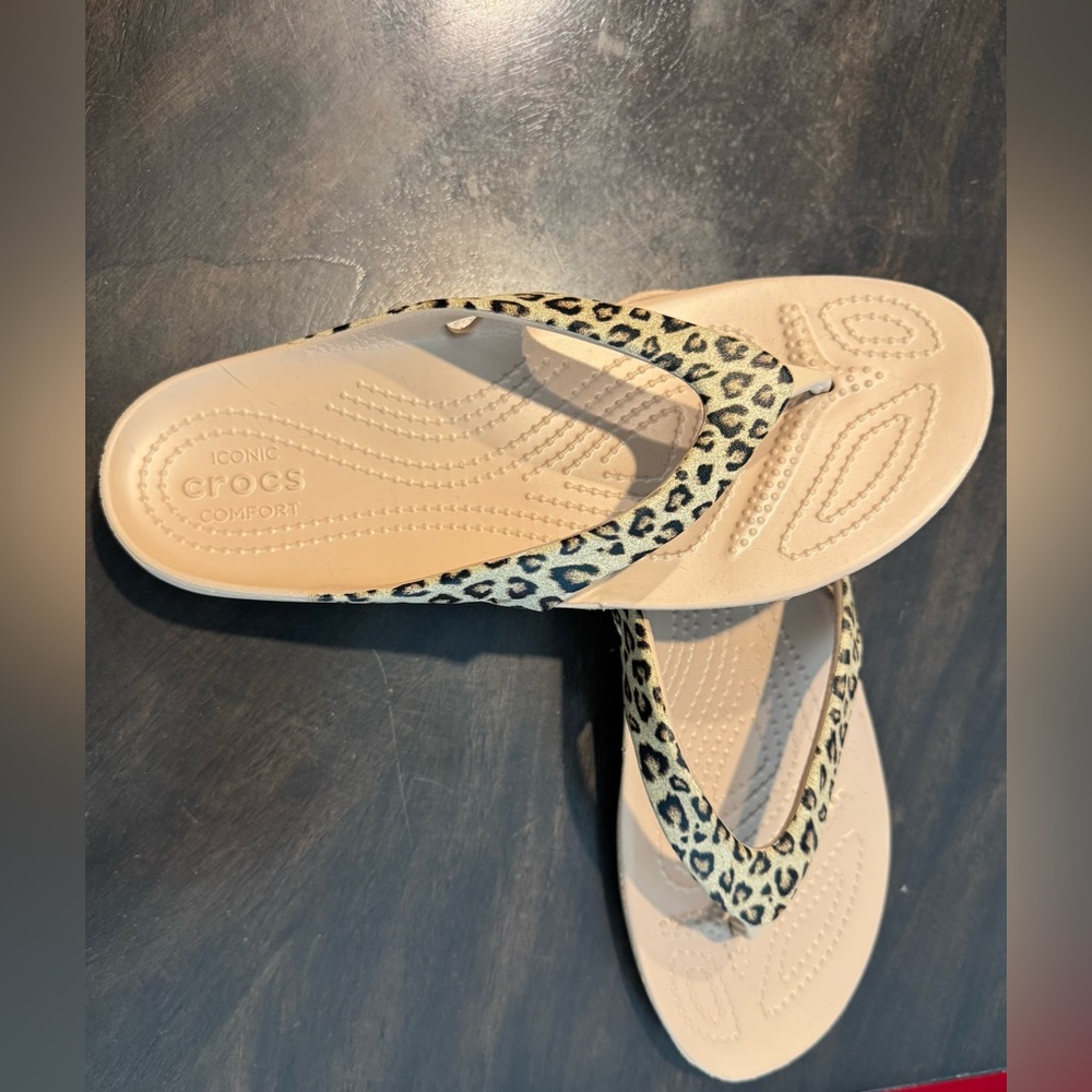 Crocs Women's Kadee II Leopard Flip- Size 8 - Picture 4 of 6
